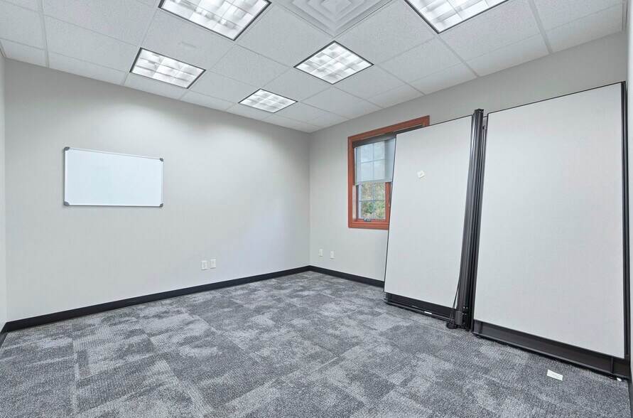 More Photos Of 2150 N Pointe Dr, Warsaw Office For Lease