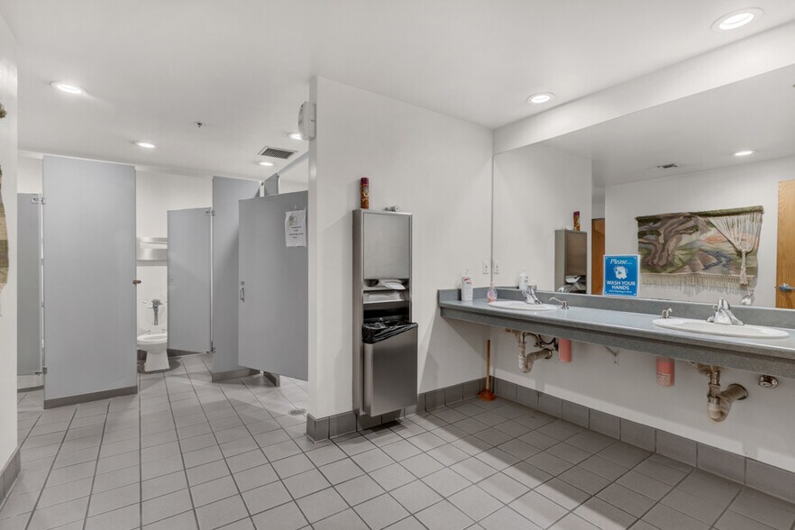 More Photos Of 6445 Sepulveda Blvd, Van Nuys Office For Lease