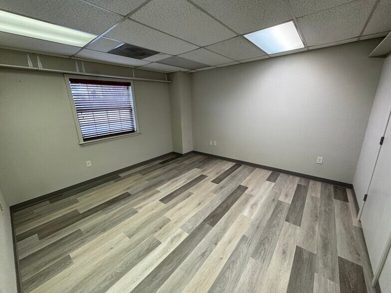 More Photos Of 400 E Jackson St, Broken Arrow Warehouse For Lease