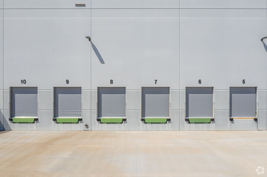 More Photos Of 8585 W Buckeye Rd, Phoenix Distribution For Lease