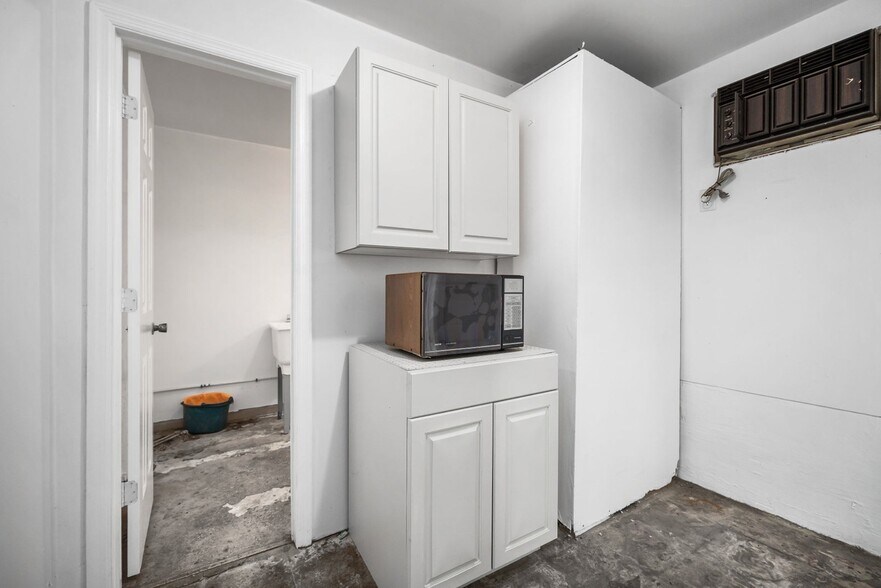 More Photos Of 119 Walling St, McMinnville Light Distribution For Sale