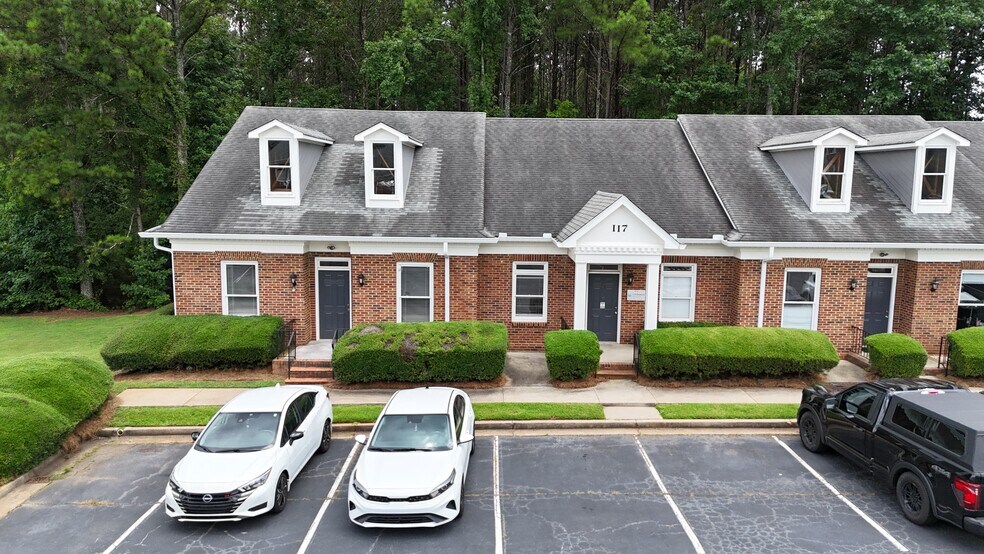 More Photos Of 117 Governors Sq, Fayetteville Medical For Lease
