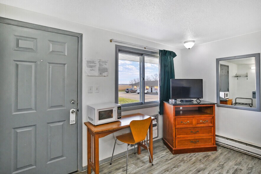 More Photos Of 2102 E Main St, Albert Lea Hotel For Sale