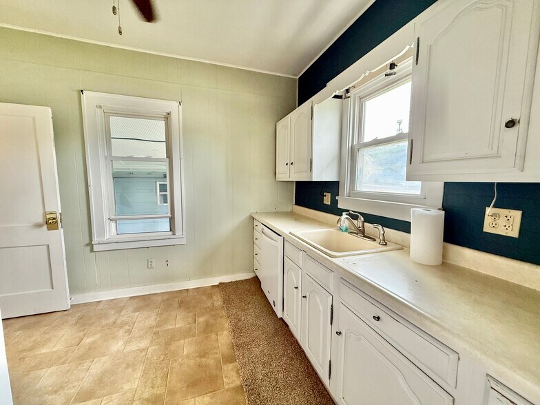 More Photos Of 4529 11th St, Rock Island Office For Sale