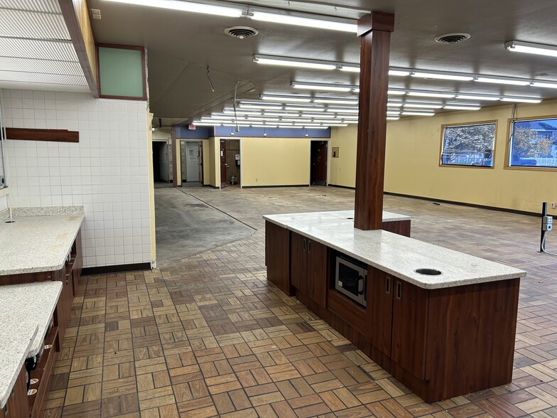 More Photos Of 1636 W 4th St, Waterloo Convenience Store For Sale