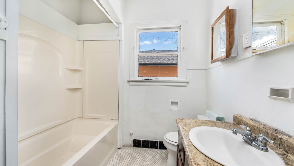 More Photos Of 1018 W Hildebrand Ave, San Antonio Storefront Retail Office For Sale