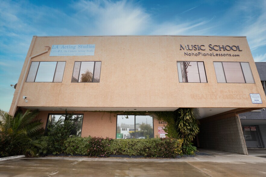 More Photos Of 5435 Cahuenga Blvd, North Hollywood Office For Sale