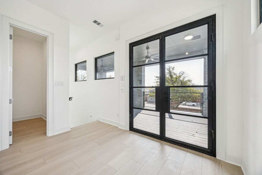 More Photos Of 446 Tyler St, Dallas Office For Sale