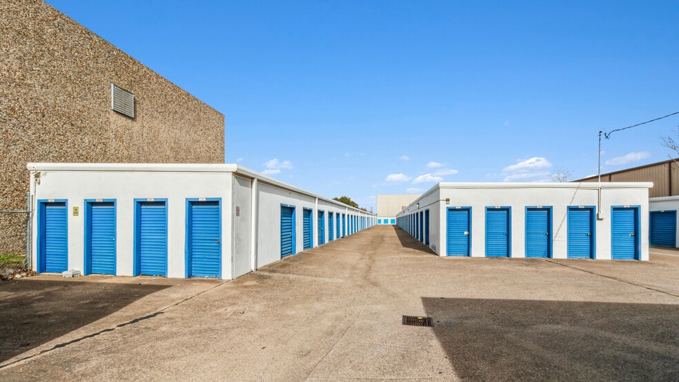 More Photos Of 2601 Willowbrook Rd, Dallas Self Storage For Sale
