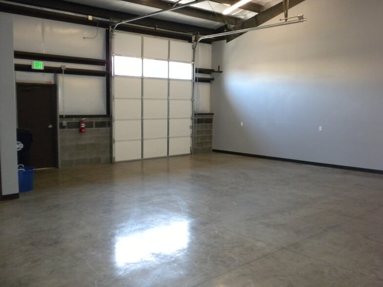 More Photos Of 62982 18th St, Bend Warehouse For Lease