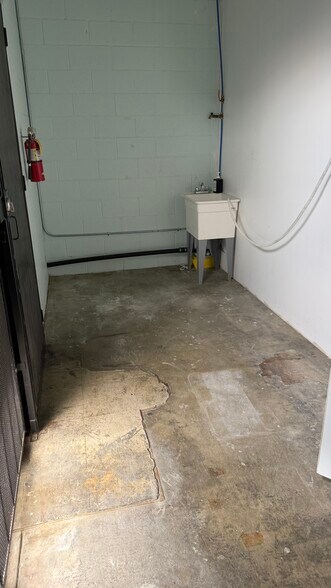 More Photos Of 148 W 32nd St, Los Angeles Land For Lease
