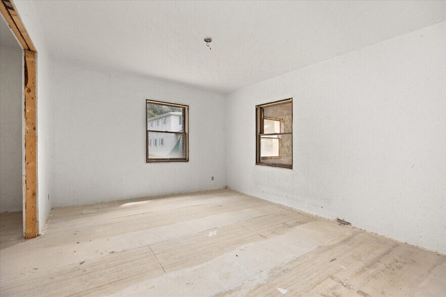 More Photos Of 170 Round House St, Braidwood Apartments For Sale