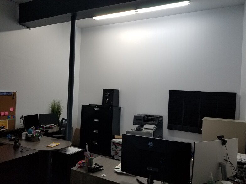 More Photos Of 4616 SE 82nd Ave, Portland Auto Dealership For Lease