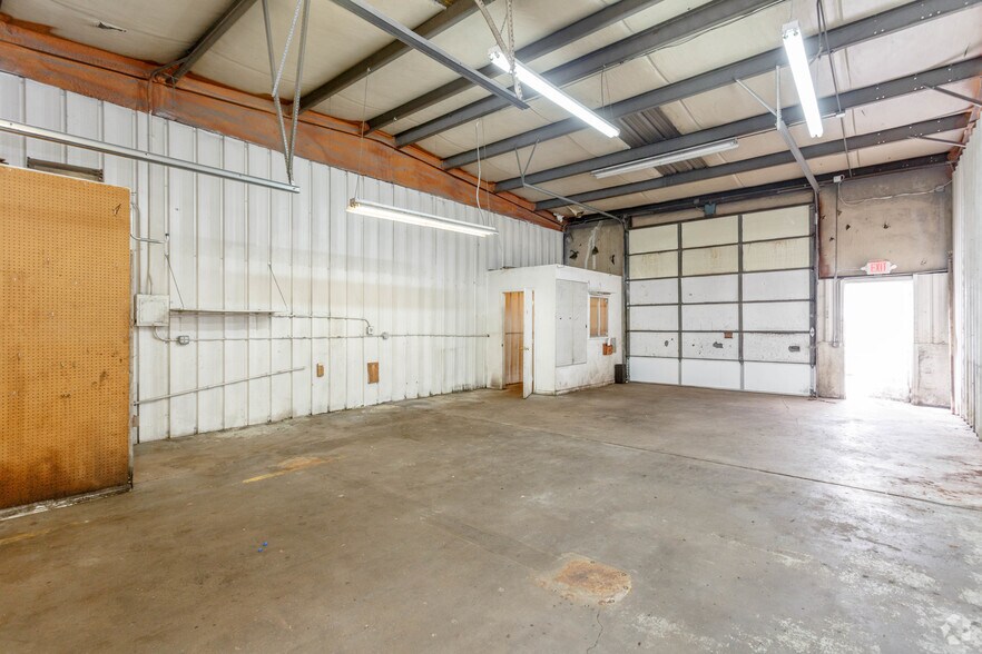 More Photos Of 1790 Jasper St, Aurora Light Manufacturing For Lease
