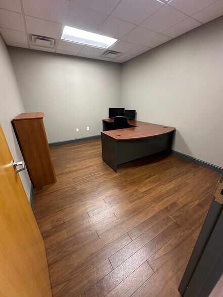 More Photos Of 996 Wilkinson Trce, Bowling Green Office For Sale