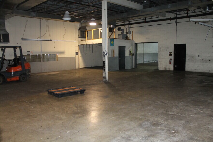 More Photos Of 121 Industrial Dr, Dekalb Manufacturing For Sale