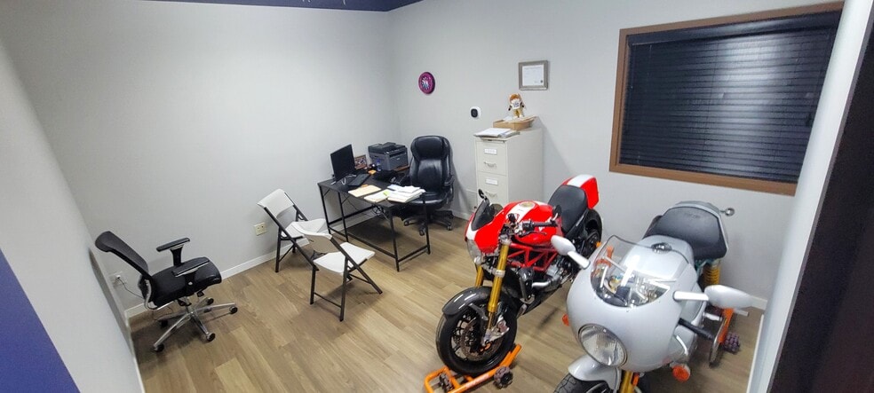 More Photos Of 1301 Cliff Rd E, Burnsville Showroom For Sale