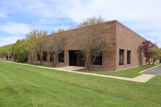 More Photos Of 905 Lakeside Dr, Gurnee Warehouse For Lease