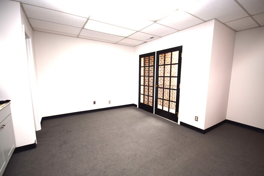 More Photos Of 121-123 Rowell Ct, Falls Church Office For Lease