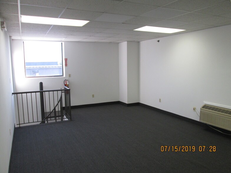 More Photos Of 211 Gates Rd, Little Ferry Flex For Lease