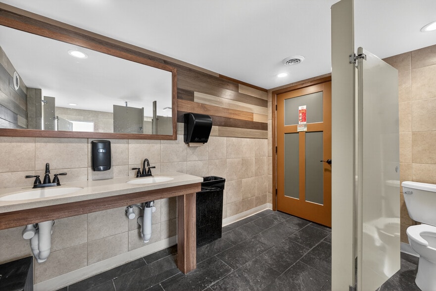 More Photos Of 8713 Gravois Rd, Saint Louis Restaurant For Sale