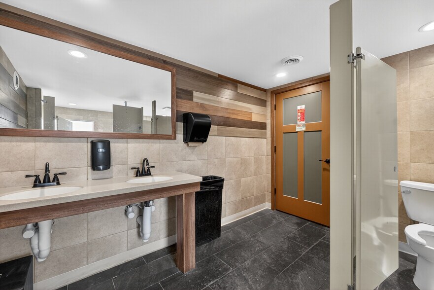 More Photos Of 8713 Gravois Rd, Saint Louis Restaurant For Lease