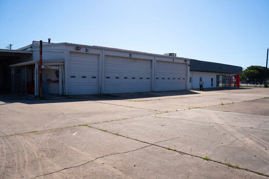 More Photos Of 4925 Avenue H, Rosenberg Warehouse For Lease