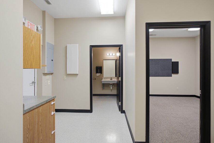 More Photos Of 2585 Eastwood Dr, Columbus Office For Lease