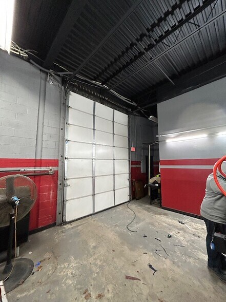 More Photos Of 49 E Industry Ct, Deer Park Warehouse For Lease