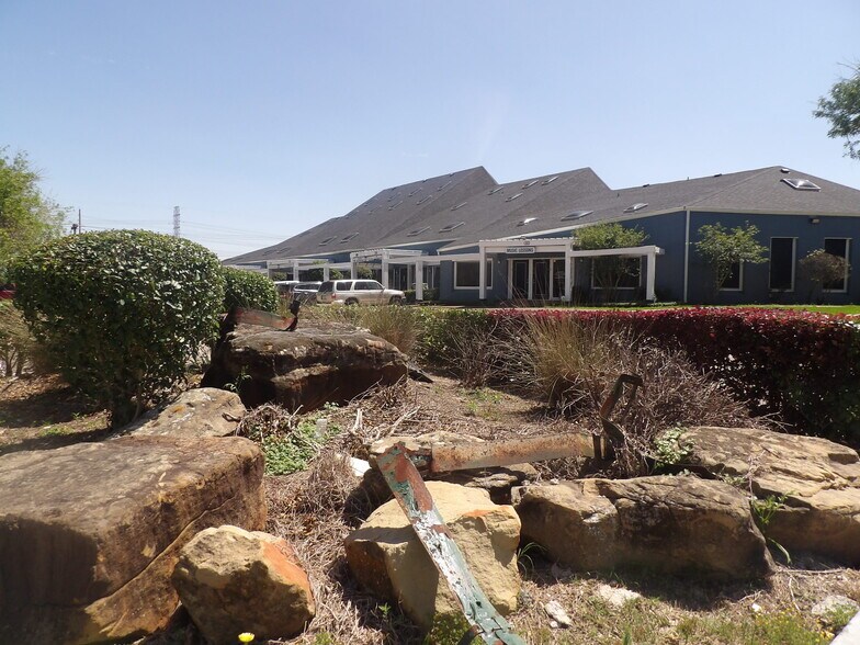 More Photos Of 17300 Saturn Ln, Houston Medical For Lease