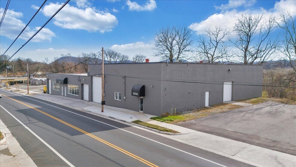 More Photos Of 2214-2216 Patterson Ave, Roanoke Showroom For Sale