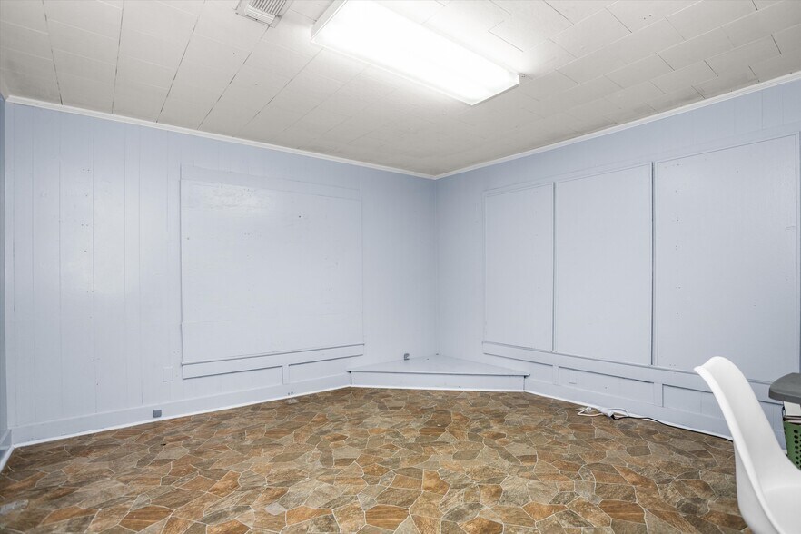 More Photos Of 1009 E Denman Ave, Lufkin General Retail For Sale