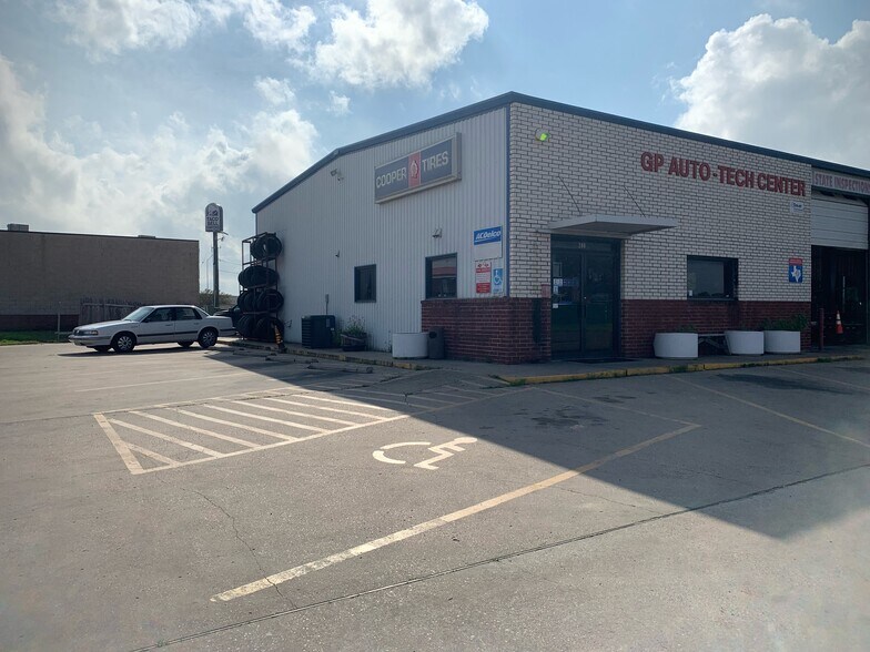 More Photos Of 200 Daniel Moore St, Portland Auto Repair For Sale