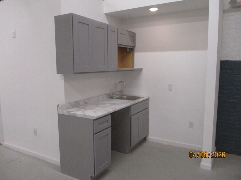 More Photos Of 67 Woodside Pl, Newark Flex For Lease