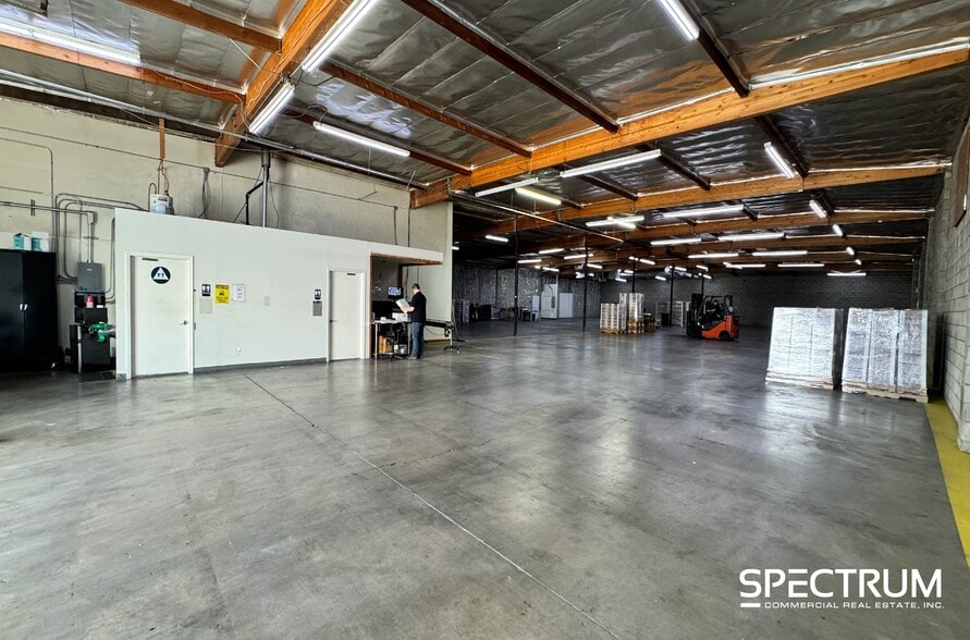 More Photos Of 7727-7729 Burnet Ave, Van Nuys Warehouse For Lease