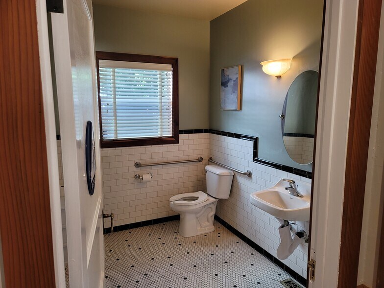 More Photos Of 230 Center St, Healdsburg Office For Lease