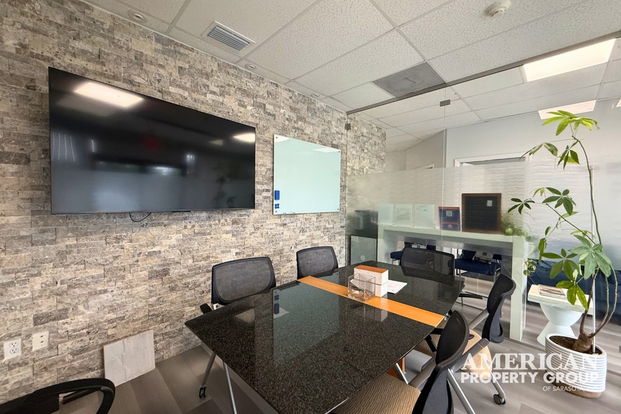More Photos Of 5946 Clark Center Ave, Sarasota Warehouse For Lease