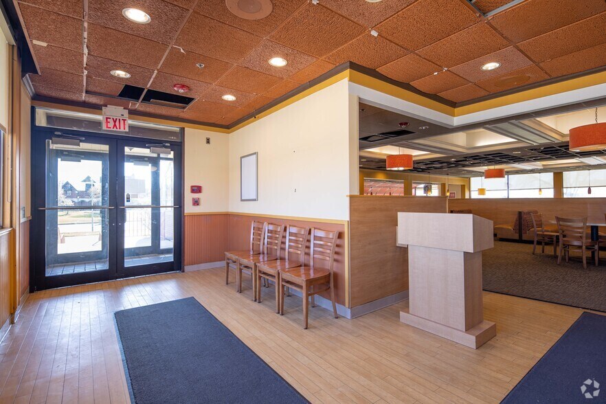 More Photos Of 1195 S Milwaukee Ave, Libertyville Restaurant For Lease