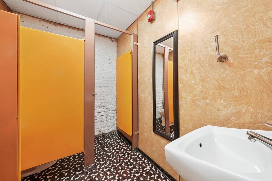 More Photos Of 526 N Western Ave, Chicago Manufacturing For Sale