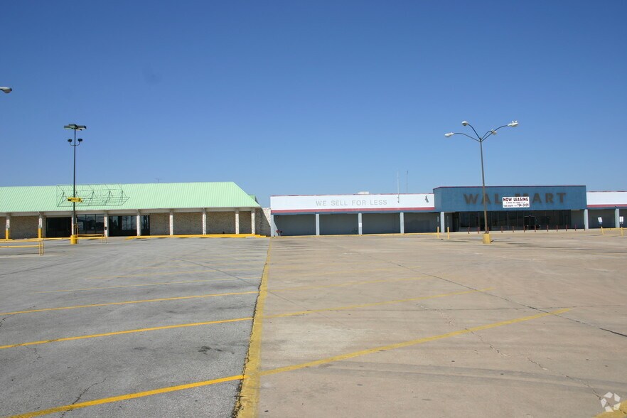 More Photos Of 1500 W Cameron Ave, Rockdale General Retail For Lease