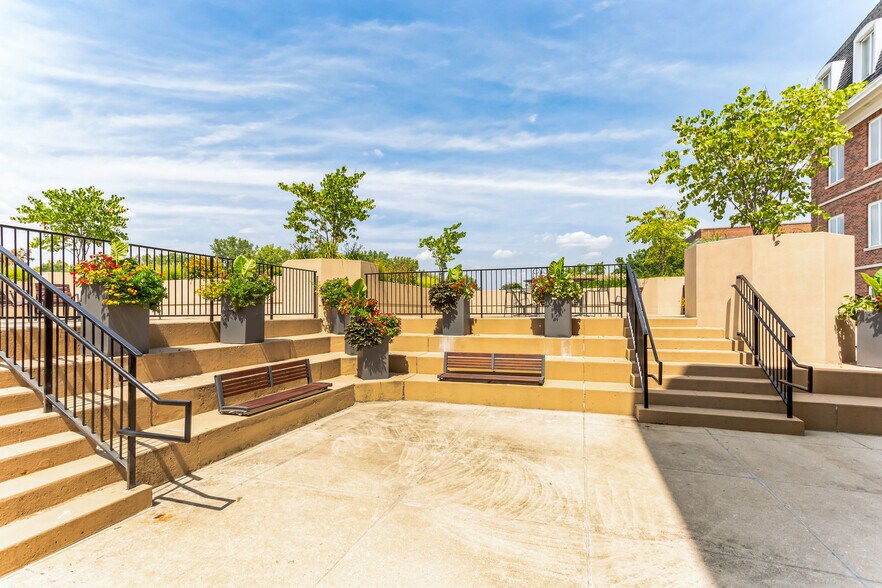 More Photos Of 908 N Elm St, Hinsdale Medical For Lease