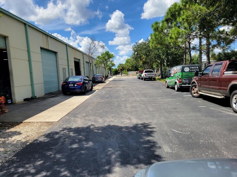 More Photos Of 5570 Lee St, Lehigh Acres Light Manufacturing For Lease