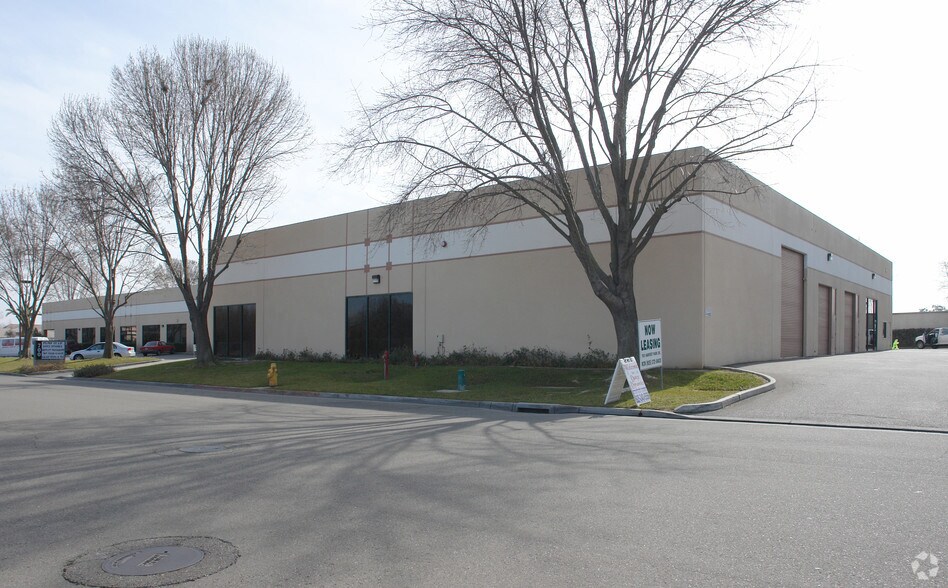 More Photos Of 700 Harvest Park Dr, Brentwood Warehouse For Lease