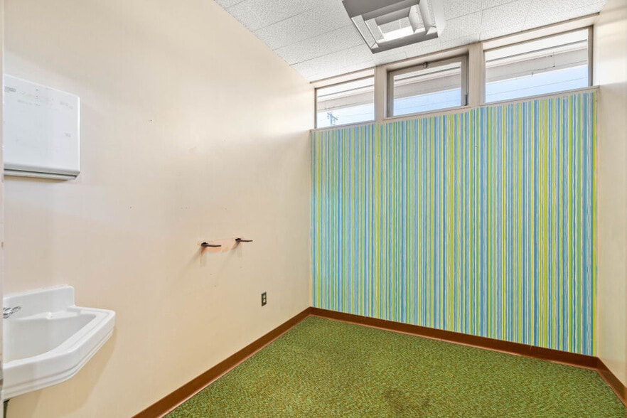 More Photos Of 6601 SE Foster Rd, Portland Storefront Retail Office For Sale