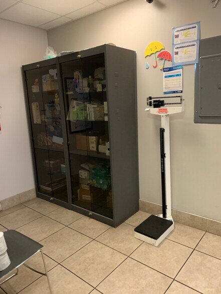 More Photos Of 5797 Washington Blvd, Culver City Showroom For Lease