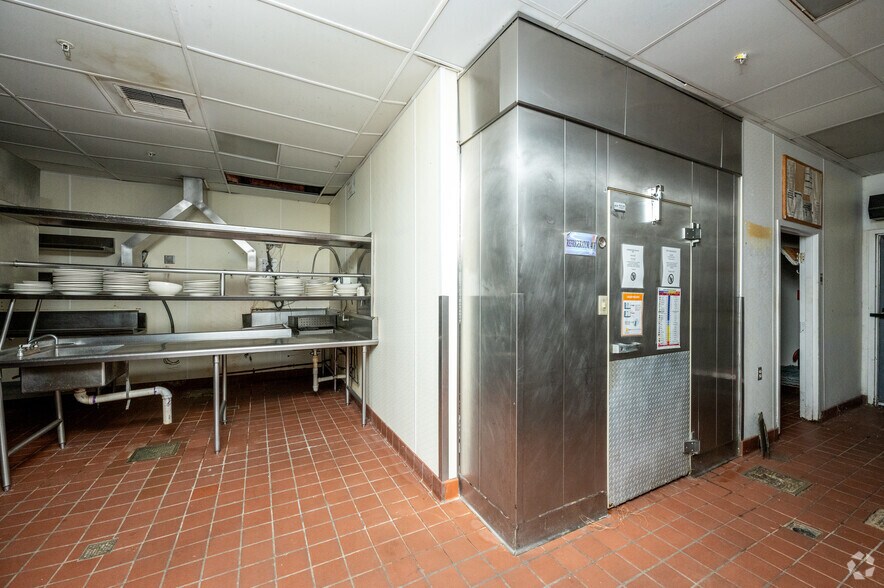 More Photos Of 6045 E 86th St, Indianapolis Restaurant For Lease