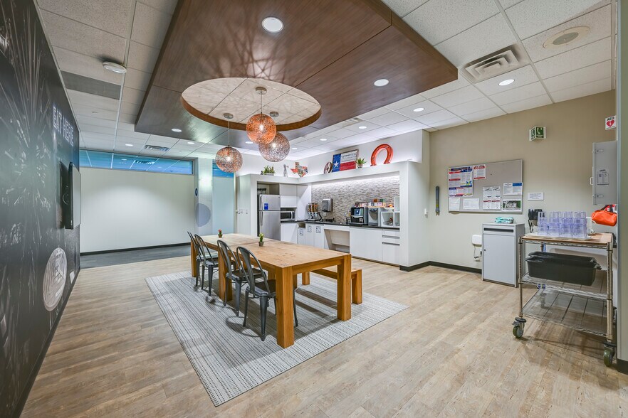 More Photos Of 5601 Headquarters Dr, Plano Office For Sale