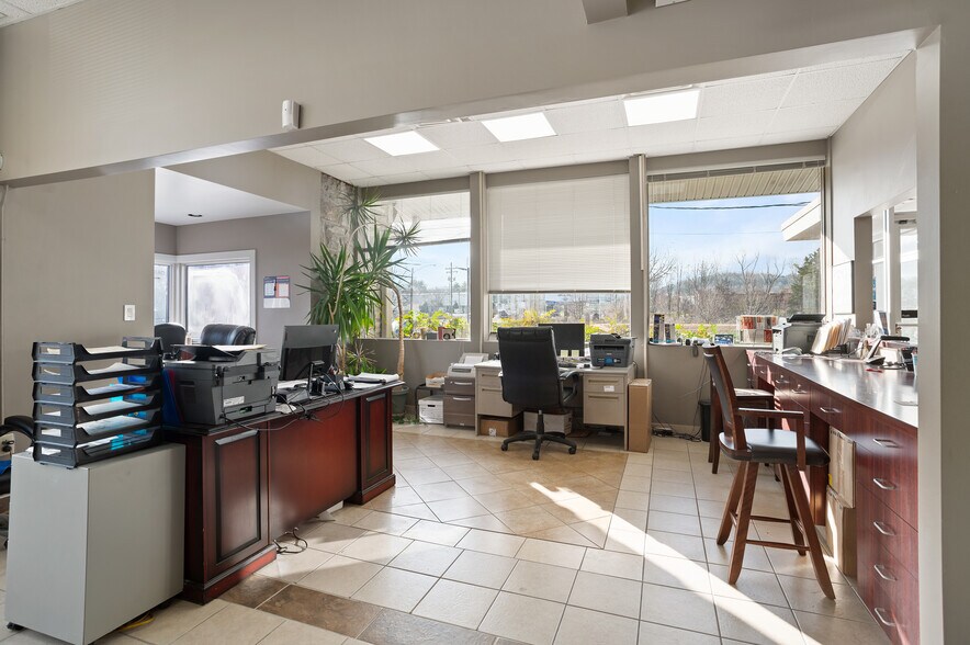 More Photos Of 2000 Columbia Ave, Franklin Freestanding For Sale