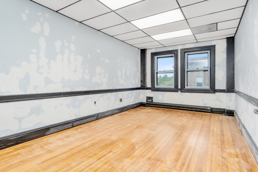 More Photos Of 1 N Market St, Frederick Storefront Retail Office For Lease