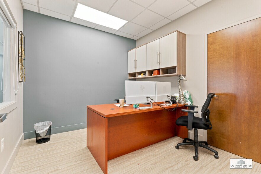 More Photos Of 920 E County Line Rd, Lakewood Office For Lease